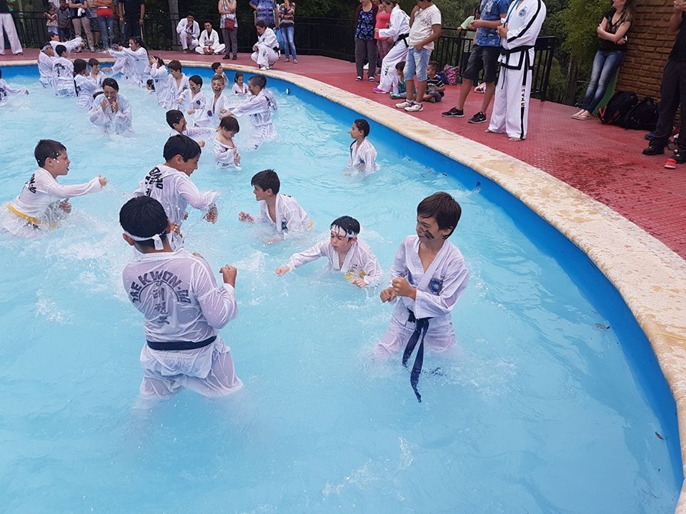 Campus infantil en Paraná, chicos practicando en el agua