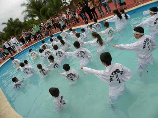 Campus infantil en Paraná, práctica en la pileta