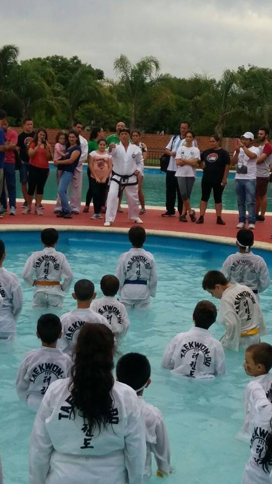 Campus infantil en Paraná, práctica en la pileta (vertical)