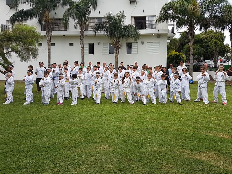 Campus infantil en Paraná, grupo frente a la pileta